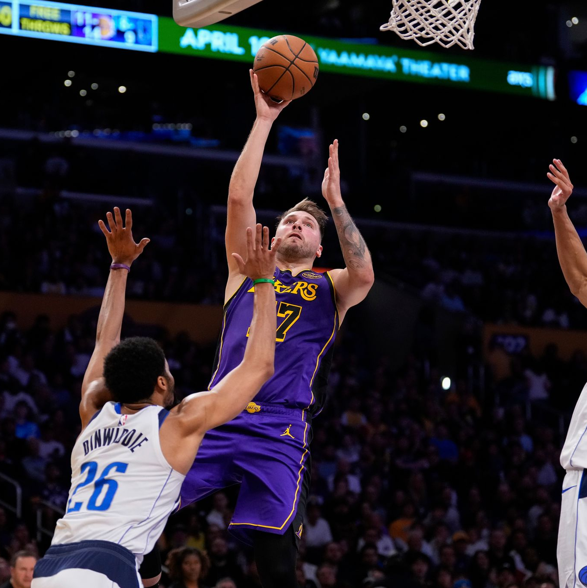 Luka Doncic (M) spielte erstmals gegen sein langjähriges Team. - Foto: Mark J. Terrill/AP/dpa