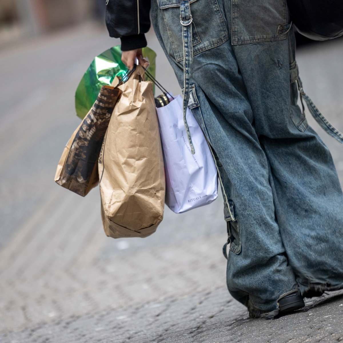 Viele Verbraucher legen ihr Geld lieber auf die hohe Kante. - Foto: Thomas Banneyer/dpa