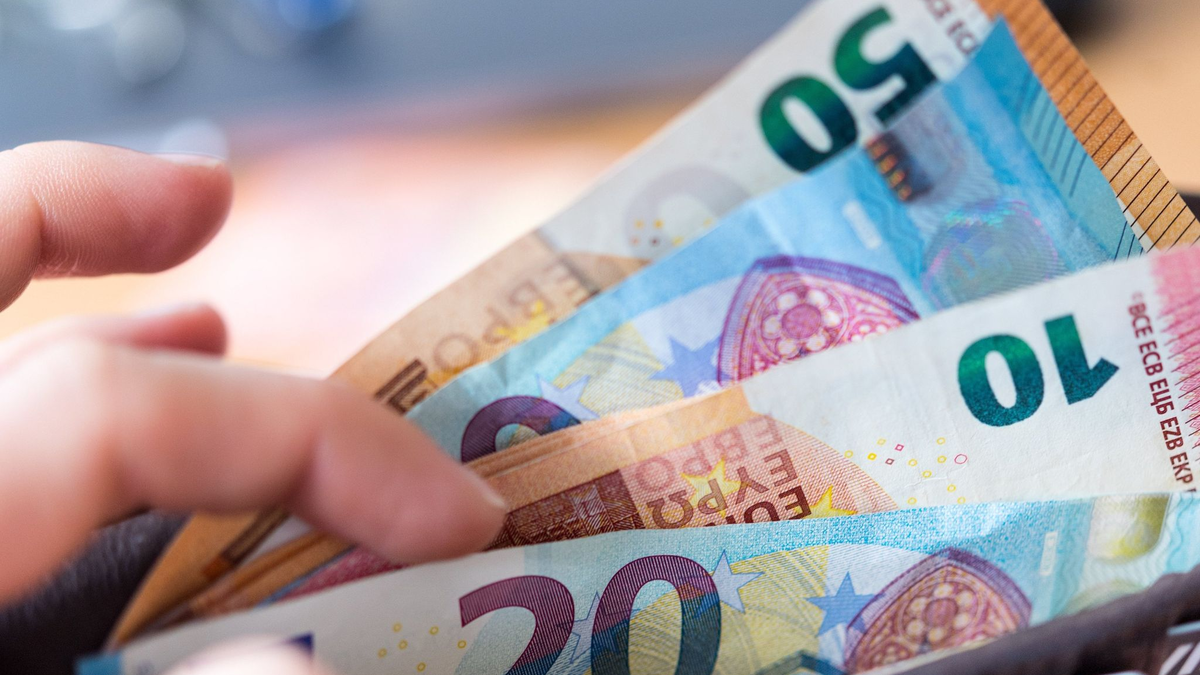 Die Kaufkraft der Beschäftigten ist im vergangenen Jahr gestiegen.  - Foto: Monika Skolimowska/dpa-Zentralbild/dpa