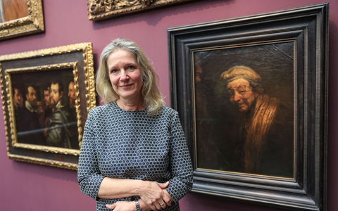 Anja Sevcik steht zwischen einem Selbstbildnis von Peter Paul Rubens unter Freunden (links) und einem Selbstbildnis von Rembrandt (rechts).  - Foto: Oliver Berg/dpa