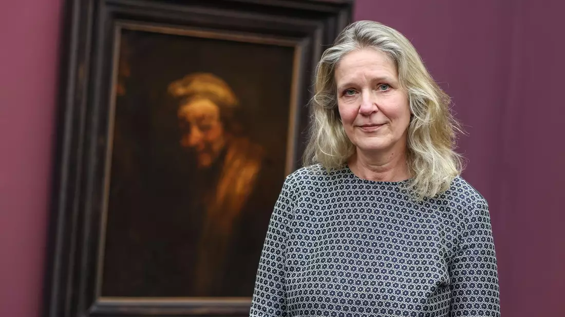 Der «Lachende Rembrandt» hängt an einer Wand mit vielen anderen Gemälden. Doch nur er entfaltet eine ganz besondere Magie.  - Bild: Oliver Berg/dpa