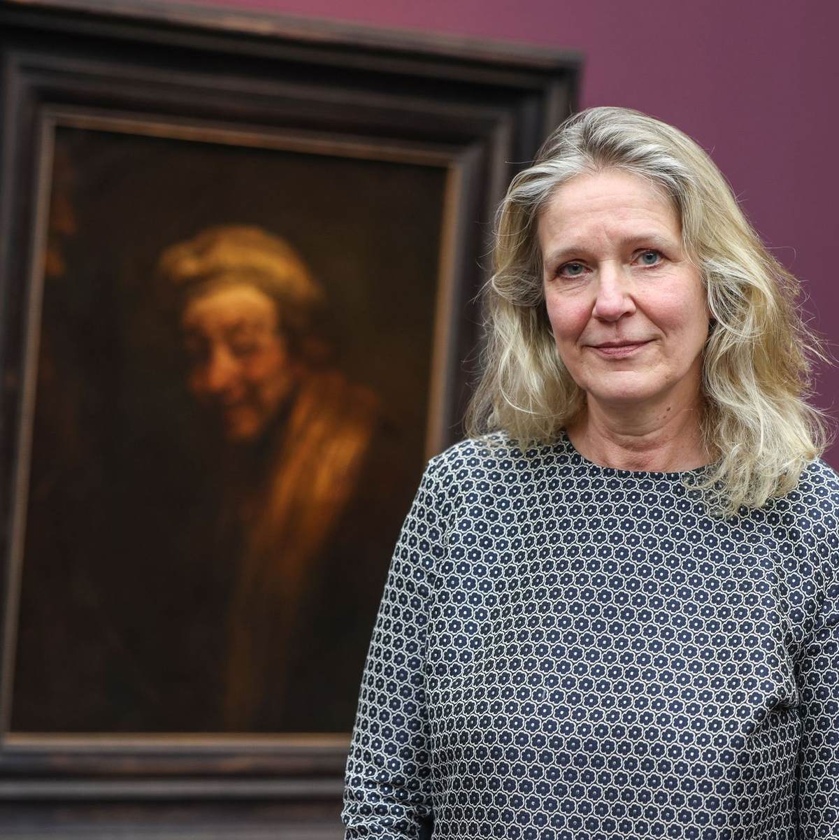 Der «Lachende Rembrandt» hängt an einer Wand mit vielen anderen Gemälden. Doch nur er entfaltet eine ganz besondere Magie.  - Foto: Oliver Berg/dpa