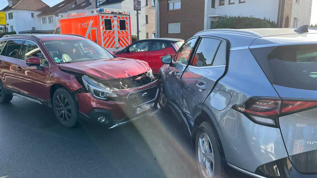 POL-RBK: Burscheid - Eine Verletzte und hoher Sachschaden bei Unfall in der Ausfahrt eines Discounters - Bild: presseportal.de