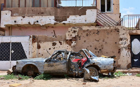 Ein zerstörtes Auto steht im sudanesischen Omdurman vor einem Haus voller EinschĂŒsse. (Archivbild) - Foto: Mudathir Hameed/dpa Ein zerstörtes Auto steht im sudanesischen Omdurman vor einem Haus voller EinschĂŒsse. (Archivbild) - Foto: Mudathir Hameed/dpa