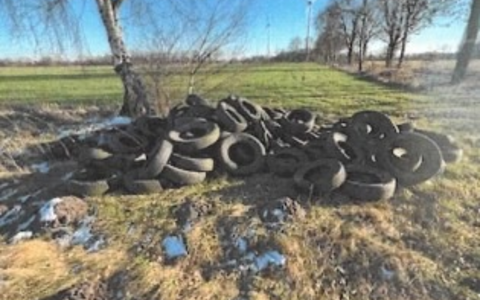 POL-DH: --- Sulingen - Altreifen entsorgt (Fotos) --- - Foto: presseportal.de