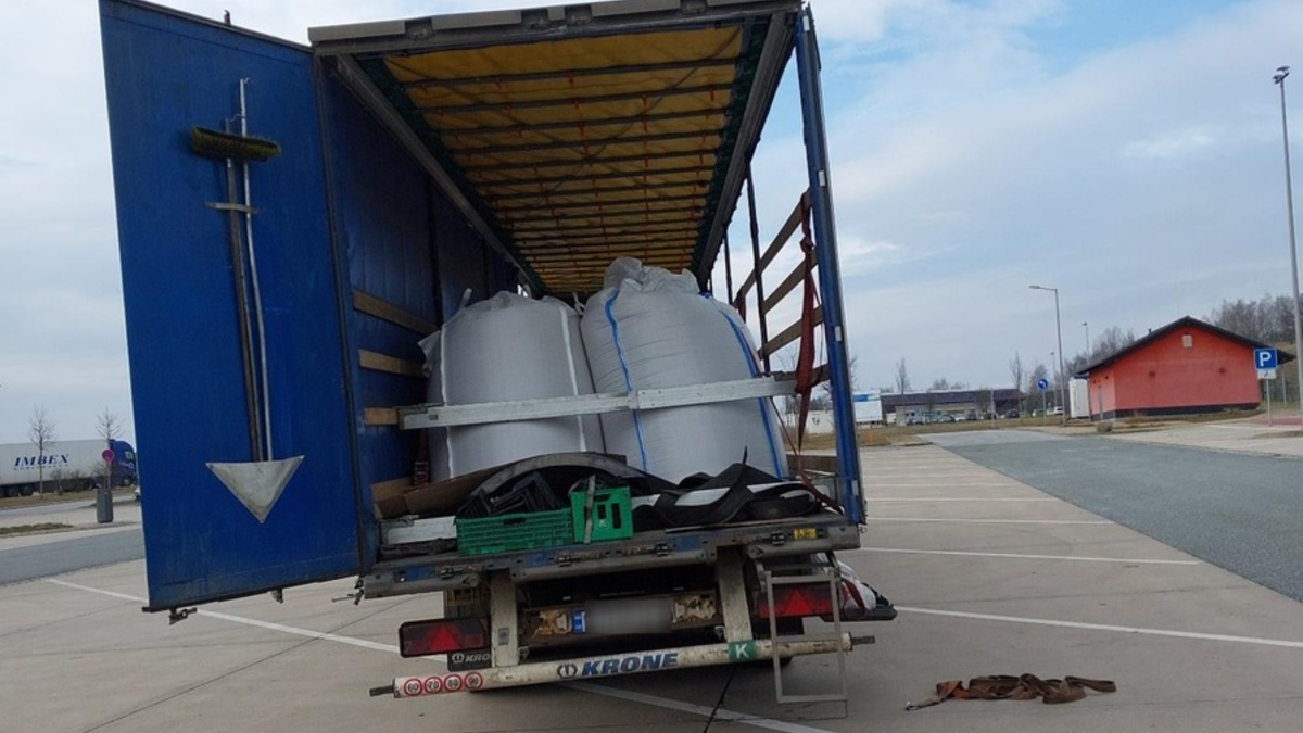 BPOLI LUD: Zwangspause für ukrainischen Sattelzug - Foto: presseportal.de