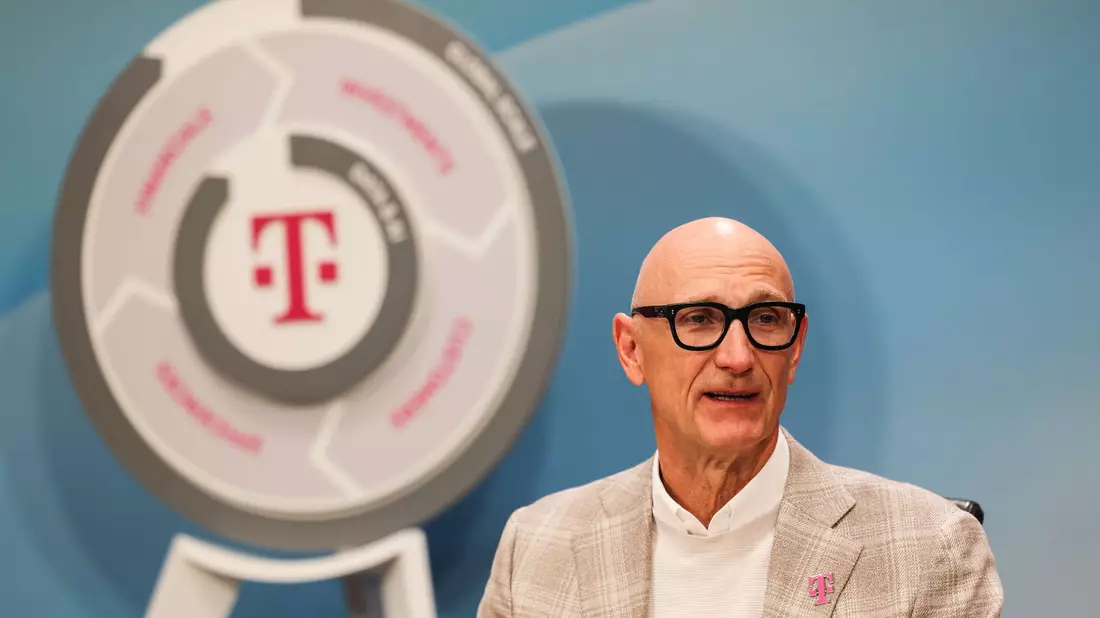 Telekom-Chef Tim Höttges ist zufrieden mit dem Glasfaser-Ausbautempo. - Bild: Oliver Berg/dpa
