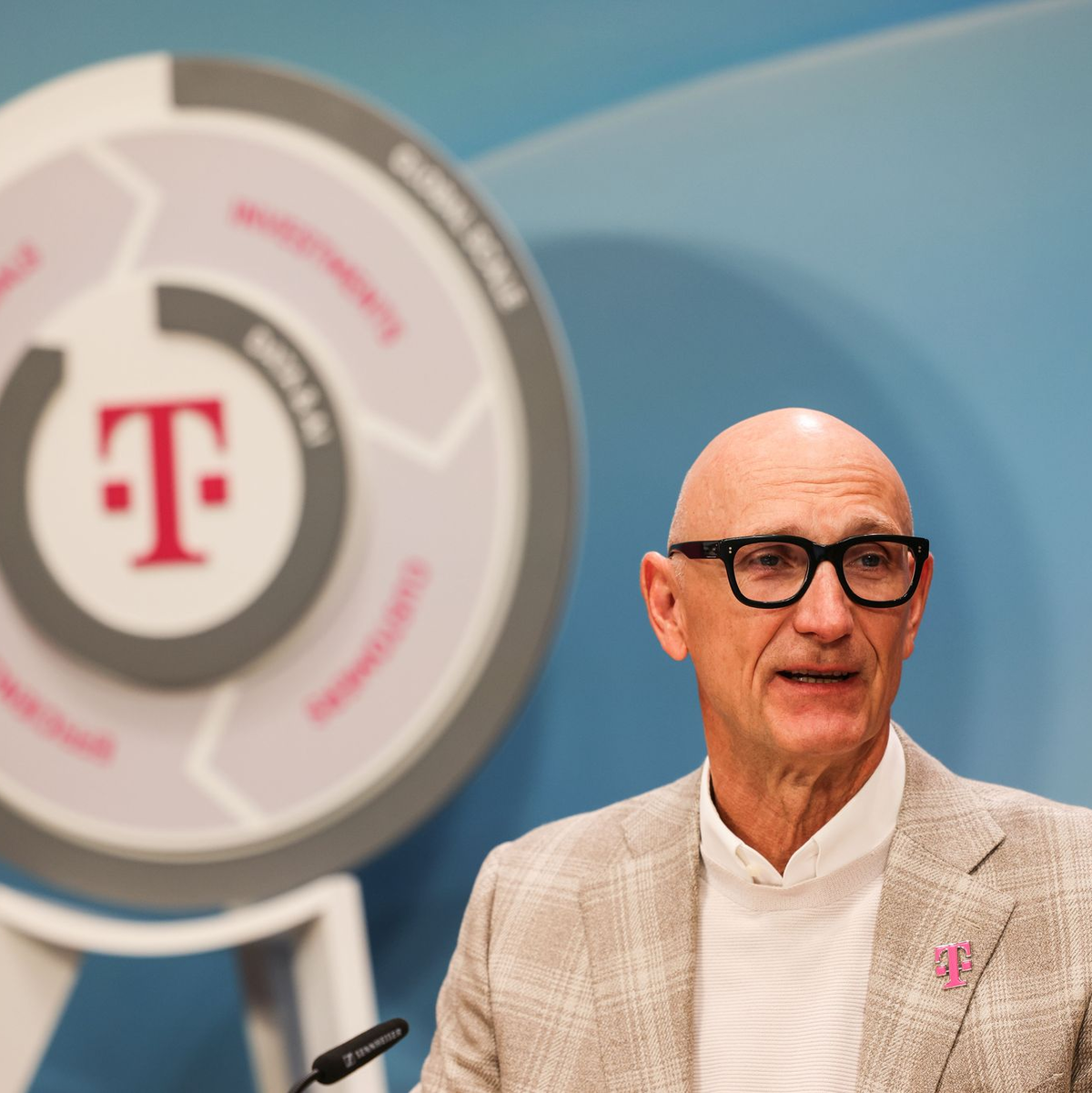 Telekom-Chef Tim Höttges ist zufrieden mit dem Glasfaser-Ausbautempo. - Foto: Oliver Berg/dpa