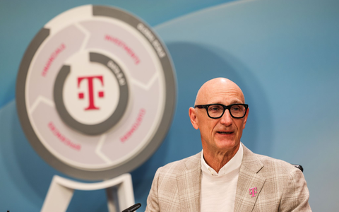 Telekom-Chef Tim Höttges ist zufrieden mit dem Glasfaser-Ausbautempo. - Foto: Oliver Berg/dpa