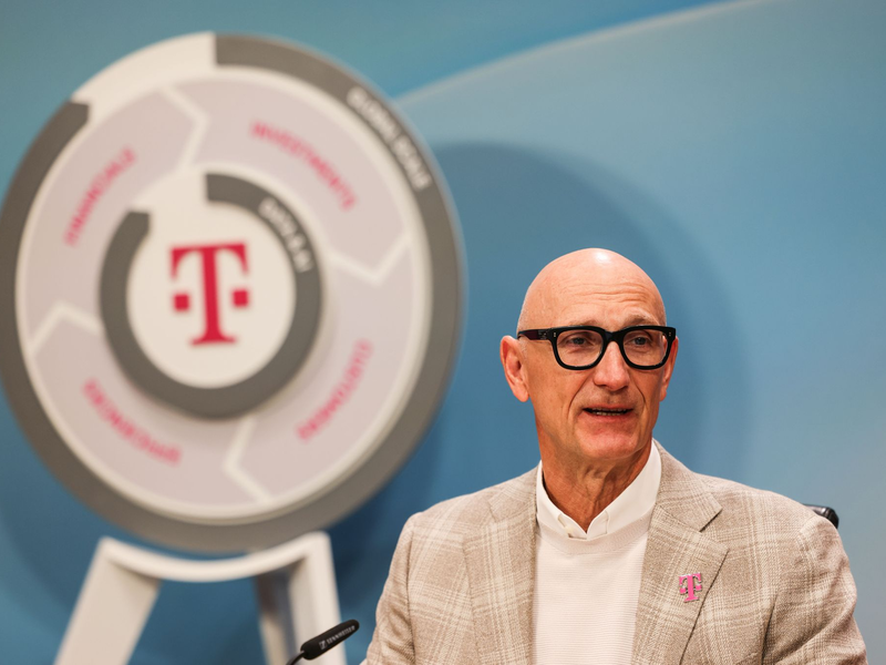 Telekom-Chef Tim Höttges ist zufrieden mit dem Glasfaser-Ausbautempo. - Foto: Oliver Berg/dpa