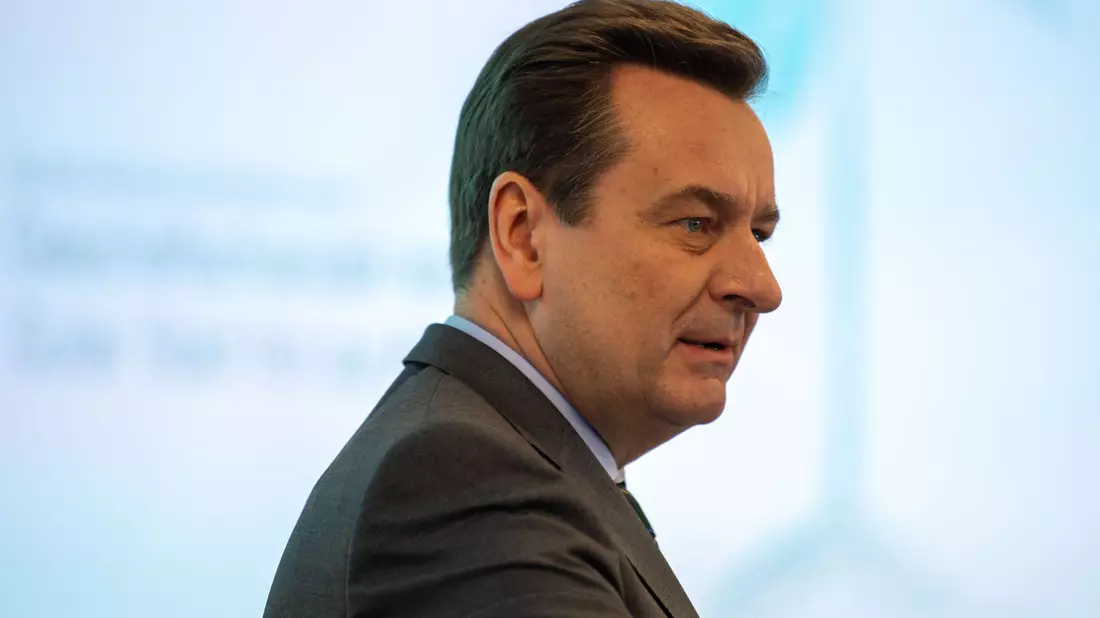 Munich Re Vorstandschef Joachim Wenning. Der Dax-Konzern ist eines der wenigen Unternehmen an der Frankfurter Börse, das derzeit glänzende Geschäfte macht. (Archivbild) - Bild: Lino Mirgeler/dpa