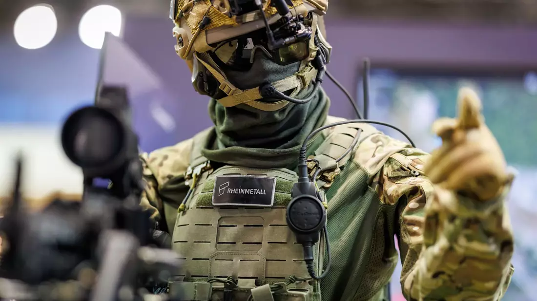 Eine Puppe mit einem Gewehr und der Kampfausrüstung «Gladus» des Rüstungskonzerns Rheinmetall steht auf der Nürnberger Waffenmesse Enforce-Tac. - Bild: Daniel Karmann/dpa