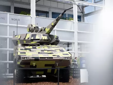 Das Flugabwehrsystem Boxer Skyranger 30 von Rheinmetall.  - Foto: Sebastian Gollnow/dpa