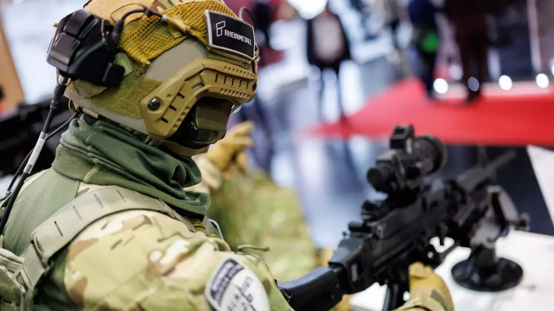 Eine Puppe in der Gladius-Kampfausrüstung von Rheinmetall an einem Gewehr. - Bild: Daniel Karmann/dpa