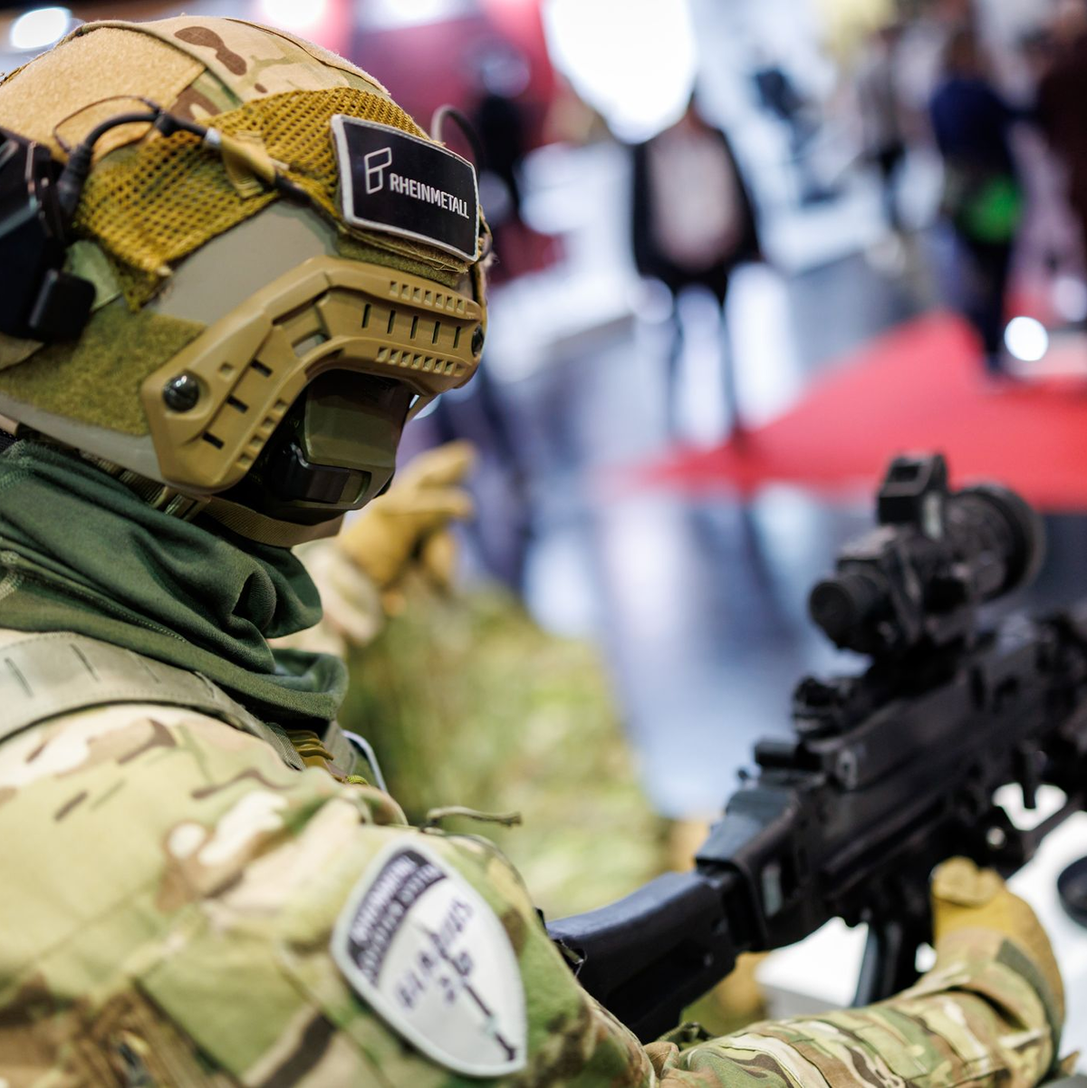 Auf einer Messe wird eine Puppe ausgestellt, die die Rheinmetall-Gladius-Kampfausrüstung von Rheinmetall trägt. - Foto: Daniel Karmann/dpa