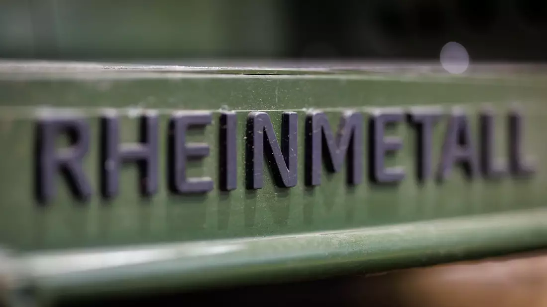 Das Logo des Rüstungskonzerns Rheinmetall an einem Militärfahrzeug. - Bild: Daniel Karmann/dpa