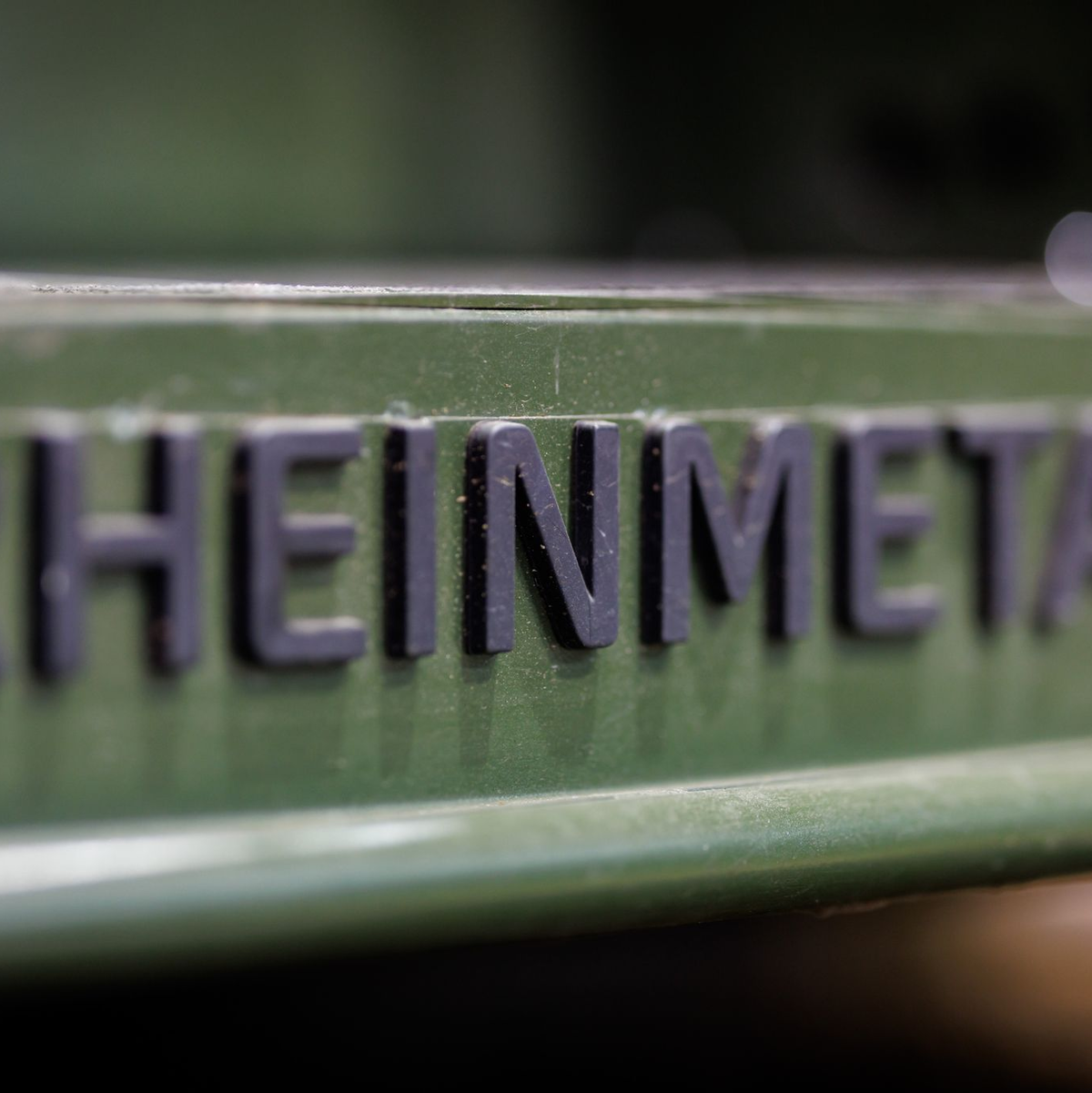 Das Logo des Rüstungskonzerns Rheinmetall an einem Militärfahrzeug. - Foto: Daniel Karmann/dpa