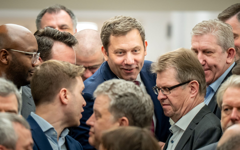 Ausnahmsweise mit Krawatte: Der sonst legere Lars Klingbeil setzt zur Feier einen stilistischen Akzent. - Foto: Michael Kappeler/dpa Ausnahmsweise mit Krawatte: Der sonst legere Lars Klingbeil setzt zur Feier einen stilistischen Akzent. - Foto: Michael Kappeler/dpa