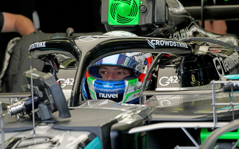 Der Rekordweltmeister bei der Eingewöhnung an sein neues Auto. - Foto: Hasan Bratic/dpa