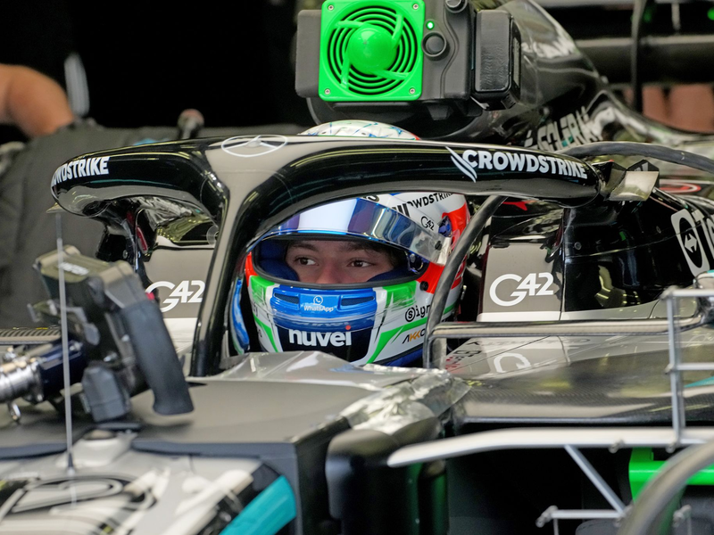 Der Rekordweltmeister bei der Eingewöhnung an sein neues Auto. - Foto: Hasan Bratic/dpa