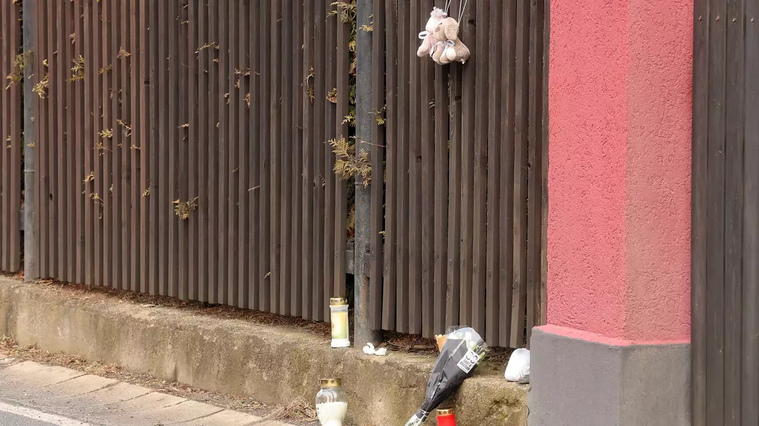 Trauer und Entsetzen in Schönbach: Hier soll ein Vater erst seine beiden Kinder, dann sich selbst getötet haben.  - Bild: Bodo Schackow/dpa