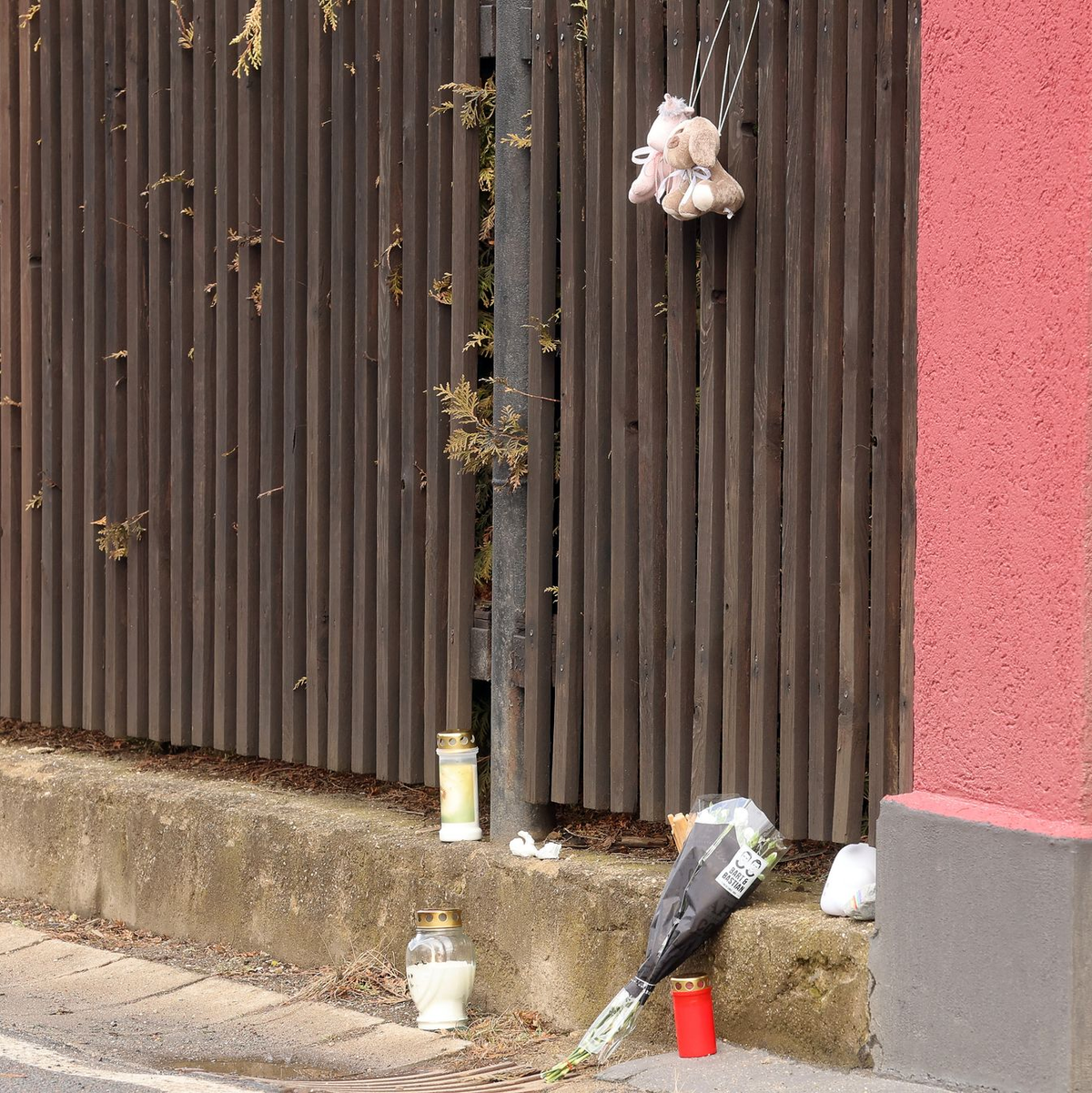 Trauer und Entsetzen in Schönbach: Hier soll ein Vater erst seine beiden Kinder, dann sich selbst getötet haben.  - Foto: Bodo Schackow/dpa