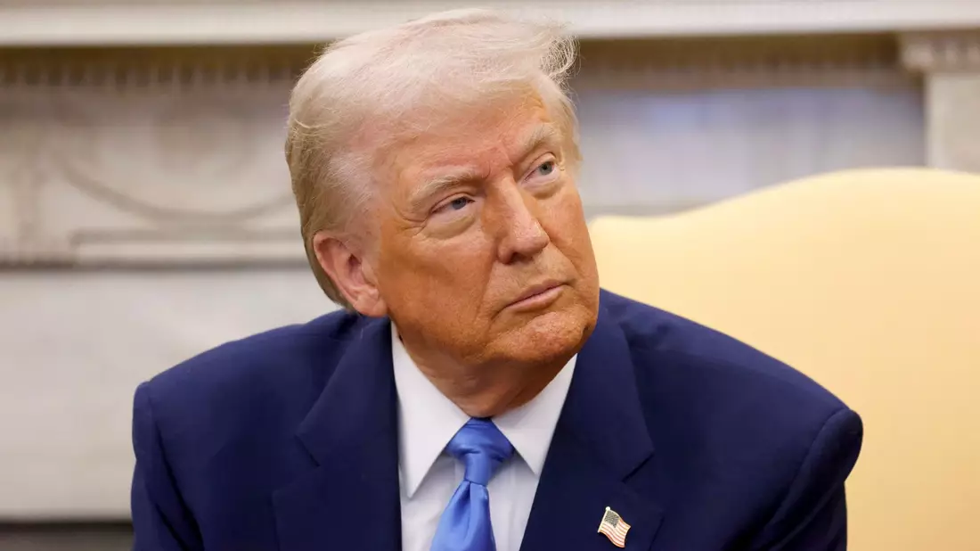 Trump hält an seinen Umsiedlungsplänen für den Gazastreifen fest und präsentiert seine Vision in einem KI-Video. - Bild: Ludovic Marin/AFP Pool via AP/dpa