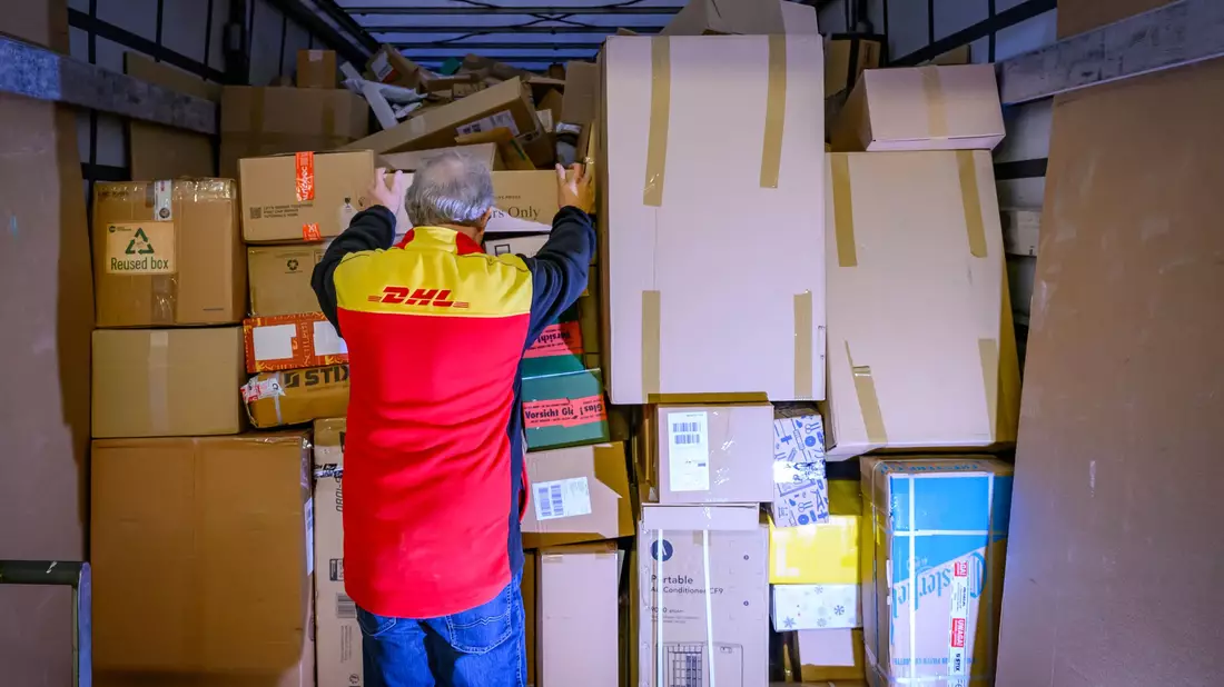 Ein DHL-Paketzentrum im Dezember 2024. Derzeit dürften sich die Paketmassen in so gut wie allen Paketzentren des Logistikers stauen, da es einen Warnstreik gegeben hat. - Bild: Patrick Pleul/dpa