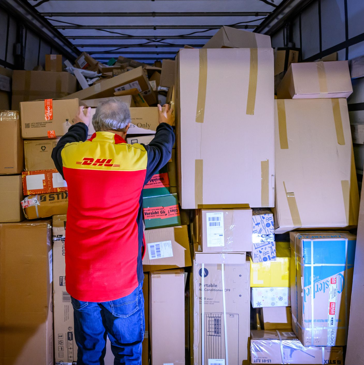Derzeit dürften sich die Pakete in so gut wie allen Paketzentren des Logistikers DHL stauen, da es Warnstreiks gibt. - Foto: Patrick Pleul/dpa