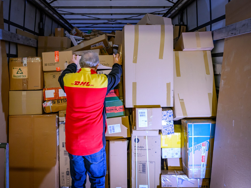 Ein DHL-Paketzentrum im Dezember 2024. Derzeit dürften sich die Paketmassen in so gut wie allen Paketzentren des Logistikers stauen, da es einen Warnstreik gegeben hat. - Foto: Patrick Pleul/dpa