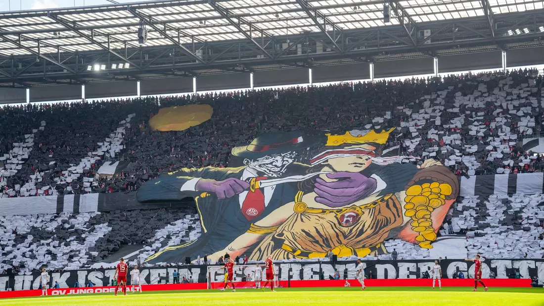 Die umstrittene Choreographie der Kölner Fanszene. - Bild: Justin Derondeau/Eibner-Pressefoto/dpa