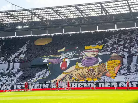 Die umstrittene Choreographie der Kölner Fanszene. - Foto: Justin Derondeau/Eibner-Pressefoto/dpa