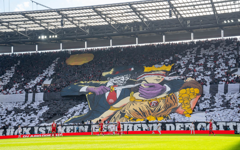 Die umstrittene Choreographie der Kölner Fanszene. - Foto: Justin Derondeau/Eibner-Pressefoto/dpa