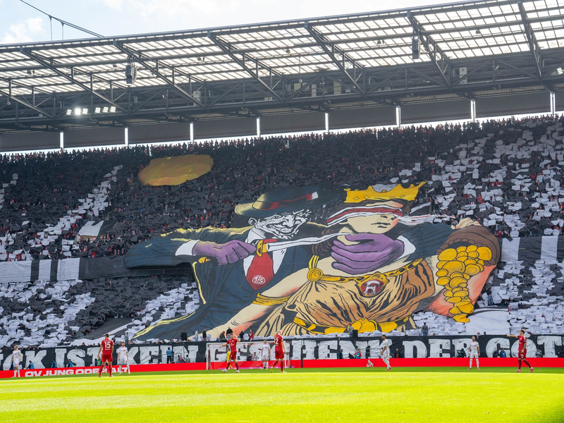 Die umstrittene Choreographie der Kölner Fanszene. - Foto: Justin Derondeau/Eibner-Pressefoto/dpa