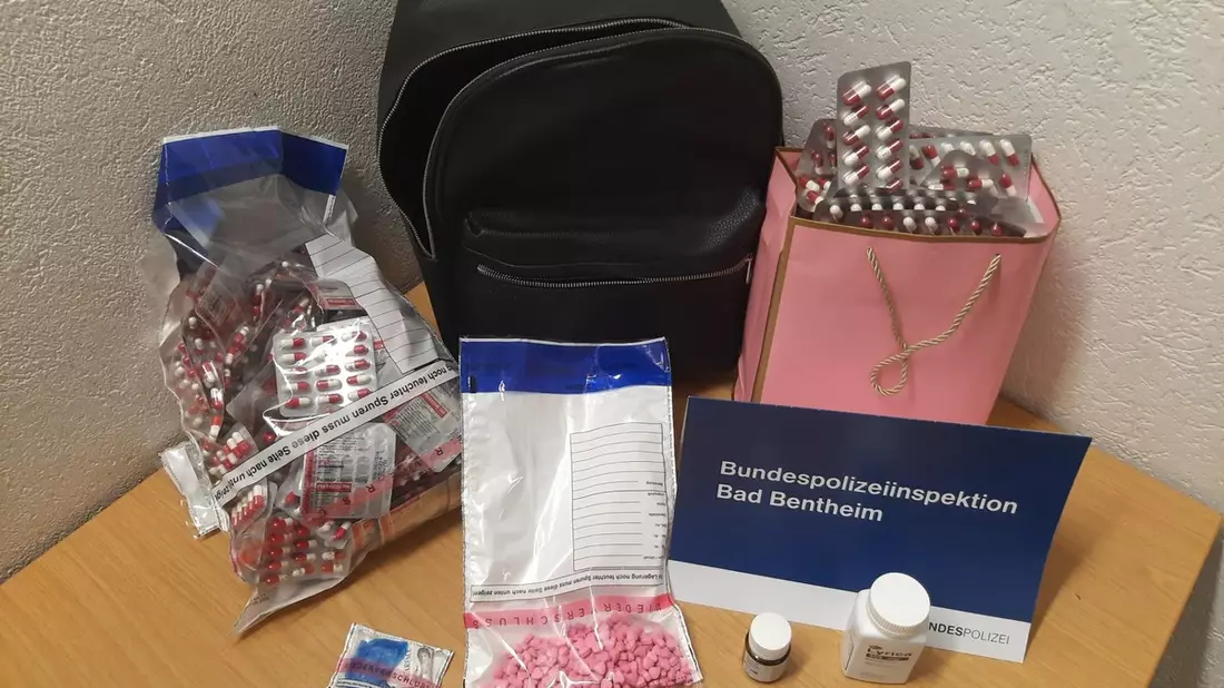 BPOL-BadBentheim: Rucksack voller rezeptpflichtiger Arzneimittel und Drogen bei Grenzkontrolle sichergestellt - Bild: presseportal.de