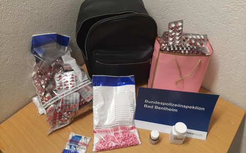 BPOL-BadBentheim: Rucksack voller rezeptpflichtiger Arzneimittel und Drogen bei Grenzkontrolle sichergestellt - Foto: presseportal.de BPOL-BadBentheim: Rucksack voller rezeptpflichtiger Arzneimittel und Drogen bei Grenzkontrolle sichergestellt - Foto: presseportal.de