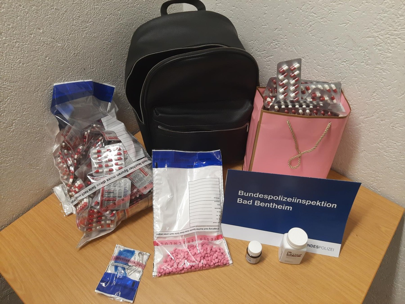 BPOL-BadBentheim: Rucksack voller rezeptpflichtiger Arzneimittel und Drogen bei Grenzkontrolle sichergestellt - Foto: presseportal.de
