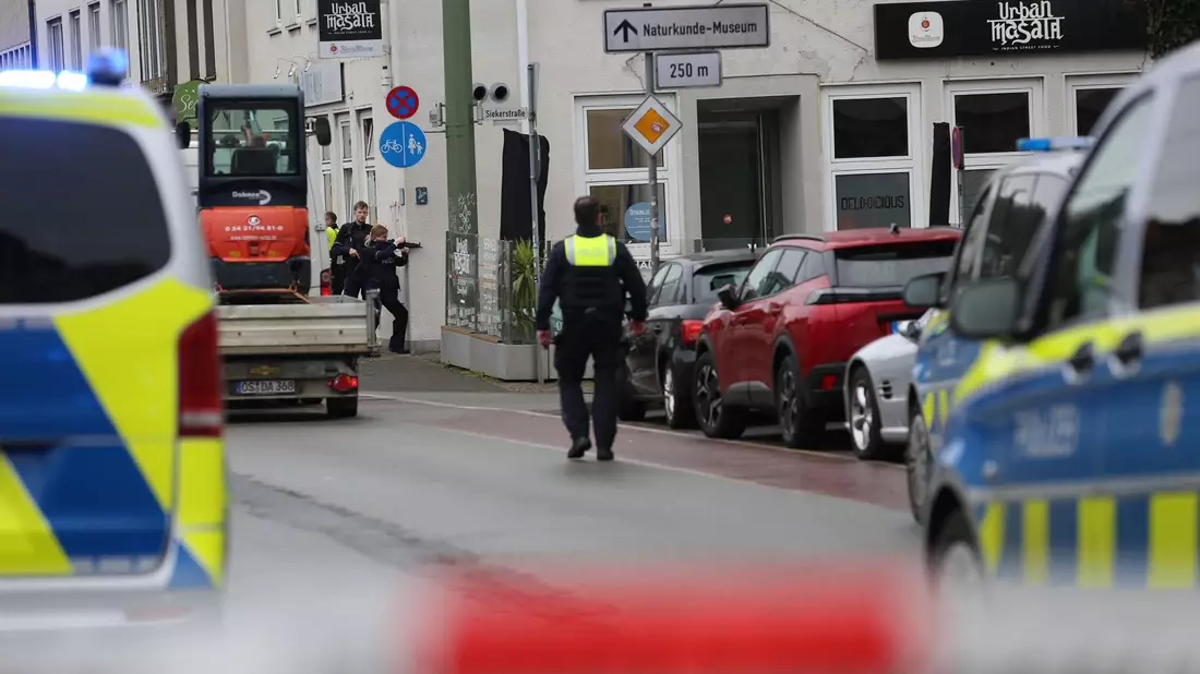 Nach Schüssen am Landgericht in Bielefeld ist die Polizei im Großeinsatz - Bild: Christian Müller/dpa