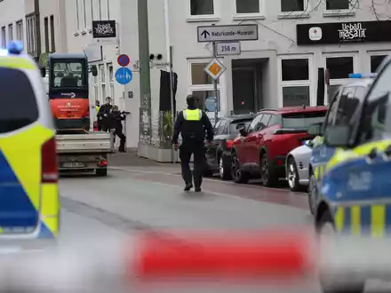Nach Schüssen am Landgericht in Bielefeld ist die Polizei im Großeinsatz - Foto: Christian Müller/dpa
