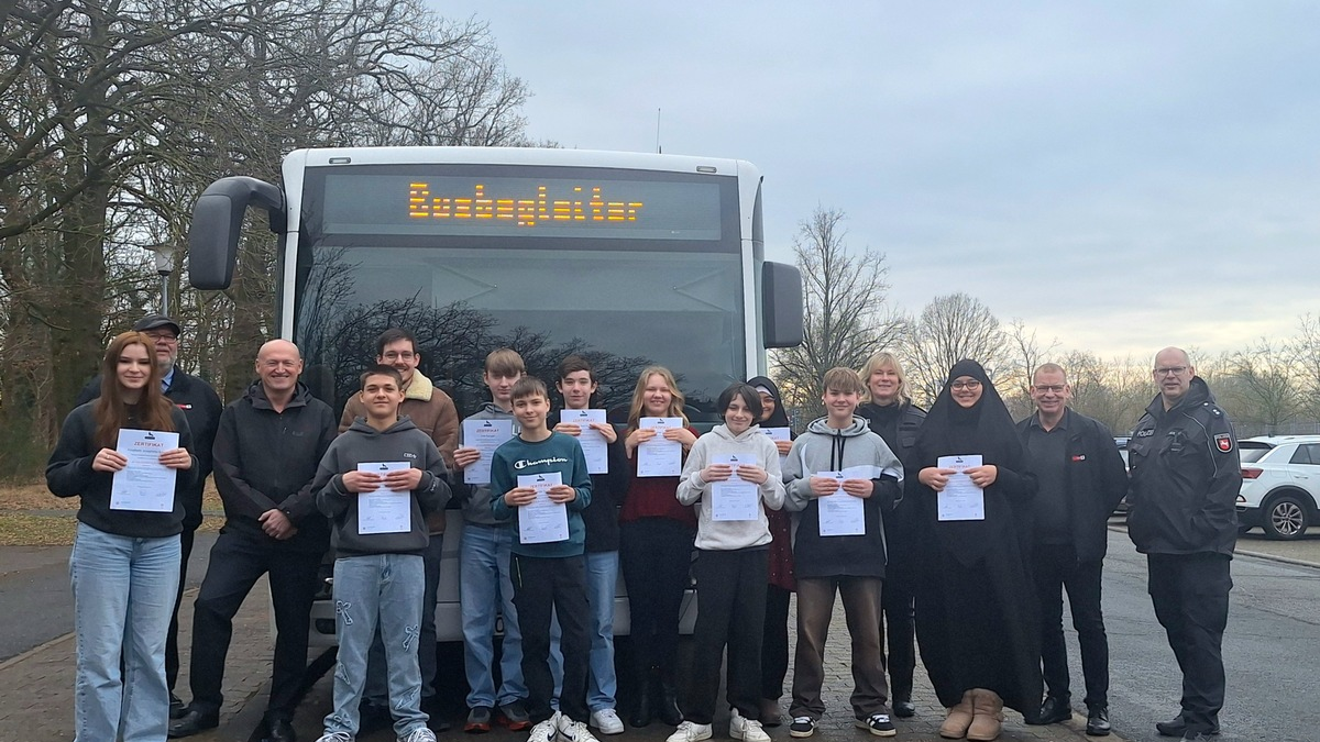 POL-WOB: Schulbusbegleiter ausgebildet - richtiges Handeln in Gefahrensituationen - Foto: presseportal.de