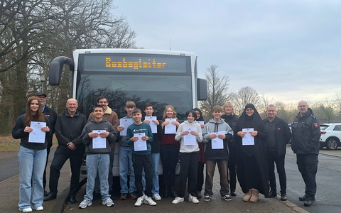POL-WOB: Schulbusbegleiter ausgebildet - richtiges Handeln in Gefahrensituationen - Foto: presseportal.de