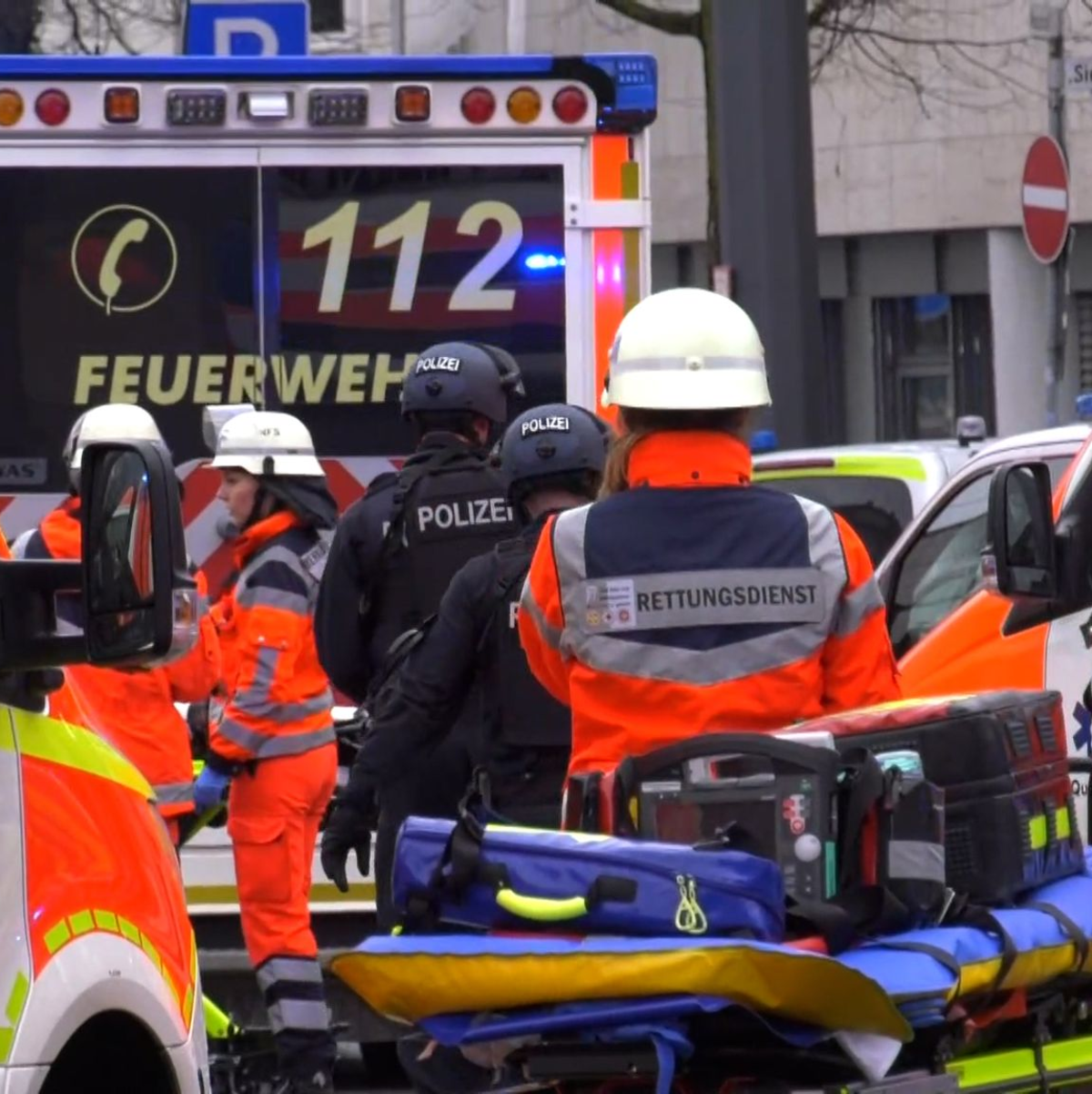 Die Polizei ist einem Großeinsatz in Bielefeld. - Foto: Christian Müller/TV7news/dpa