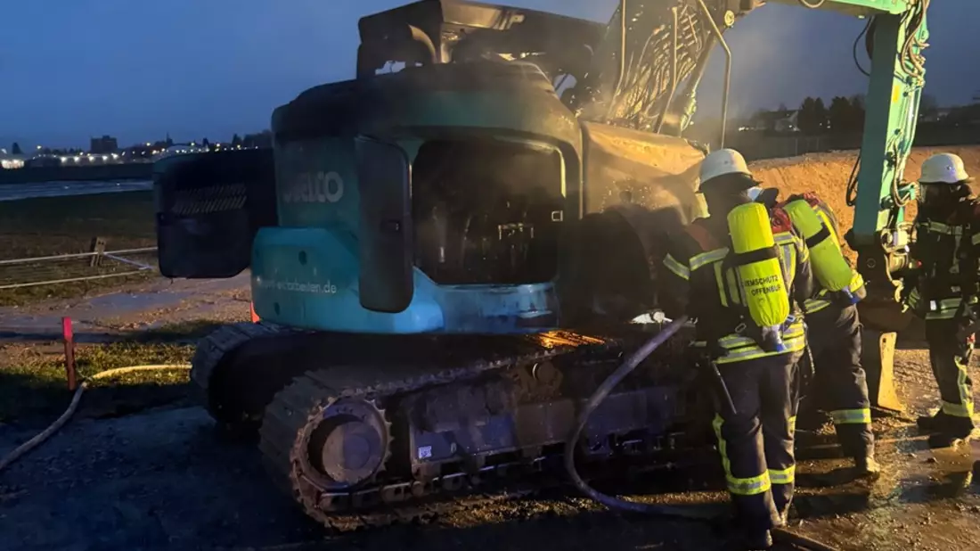 FW-OG: Kettenbagger brennt auf Baustelle - Bild: presseportal.de