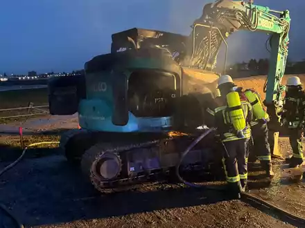 FW-OG: Kettenbagger brennt auf Baustelle - Foto: presseportal.de