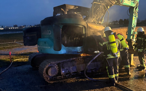 FW-OG: Kettenbagger brennt auf Baustelle - Foto: presseportal.de