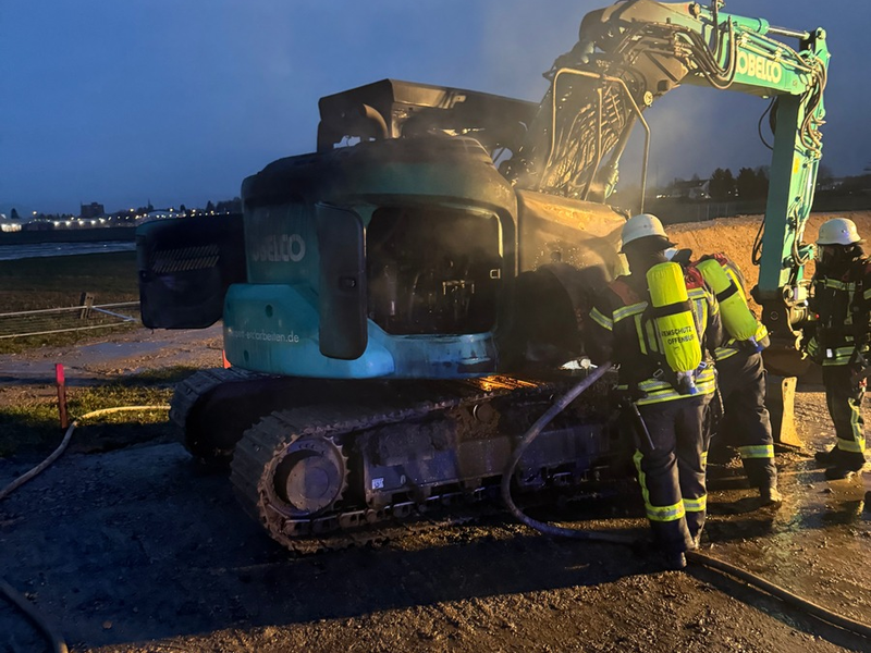 FW-OG: Kettenbagger brennt auf Baustelle - Foto: presseportal.de
