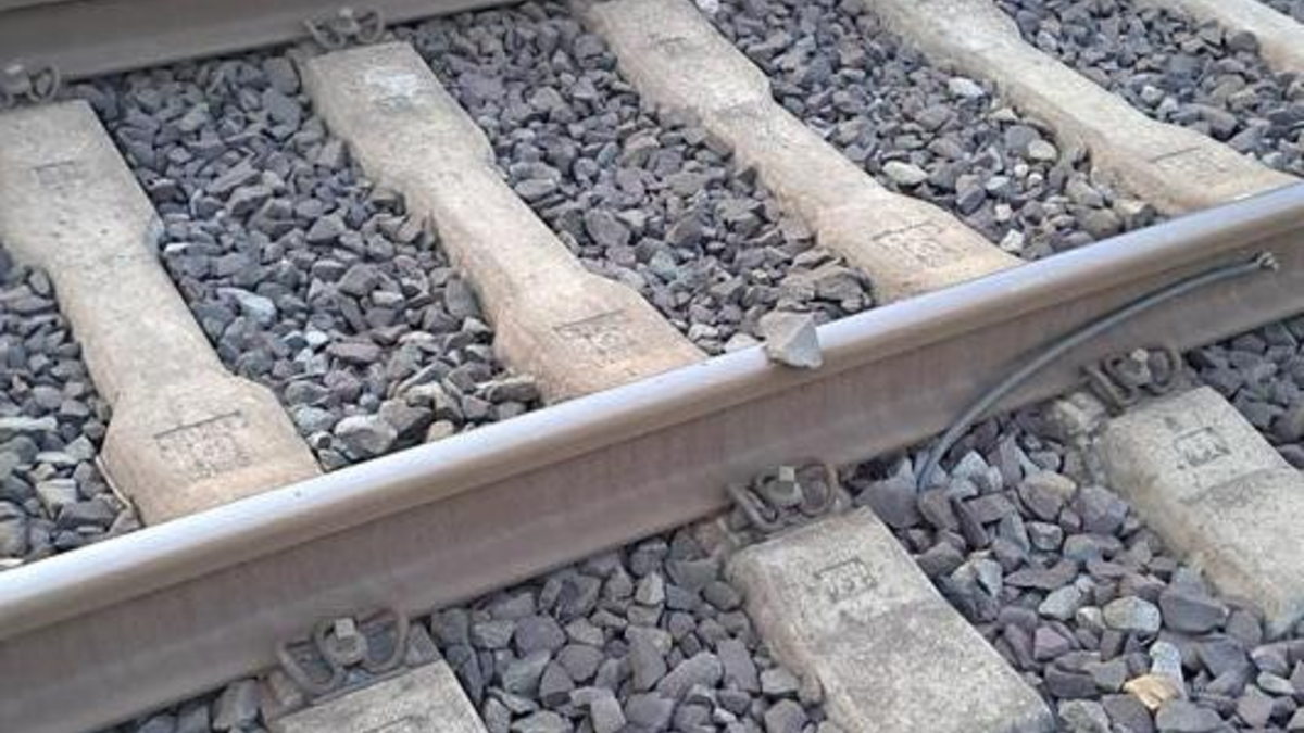 BPOLI MD: Bahnanlagen sind keine Spielplätze! - Teenager legen Schottersteine auf Gleise - Foto: presseportal.de