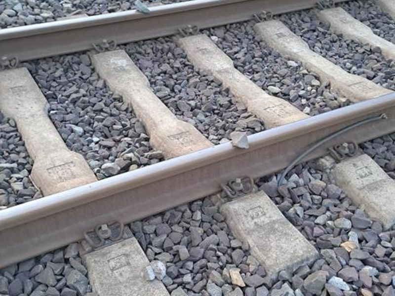 BPOLI MD: Bahnanlagen sind keine Spielplätze! - Teenager legen Schottersteine auf Gleise - Foto: presseportal.de