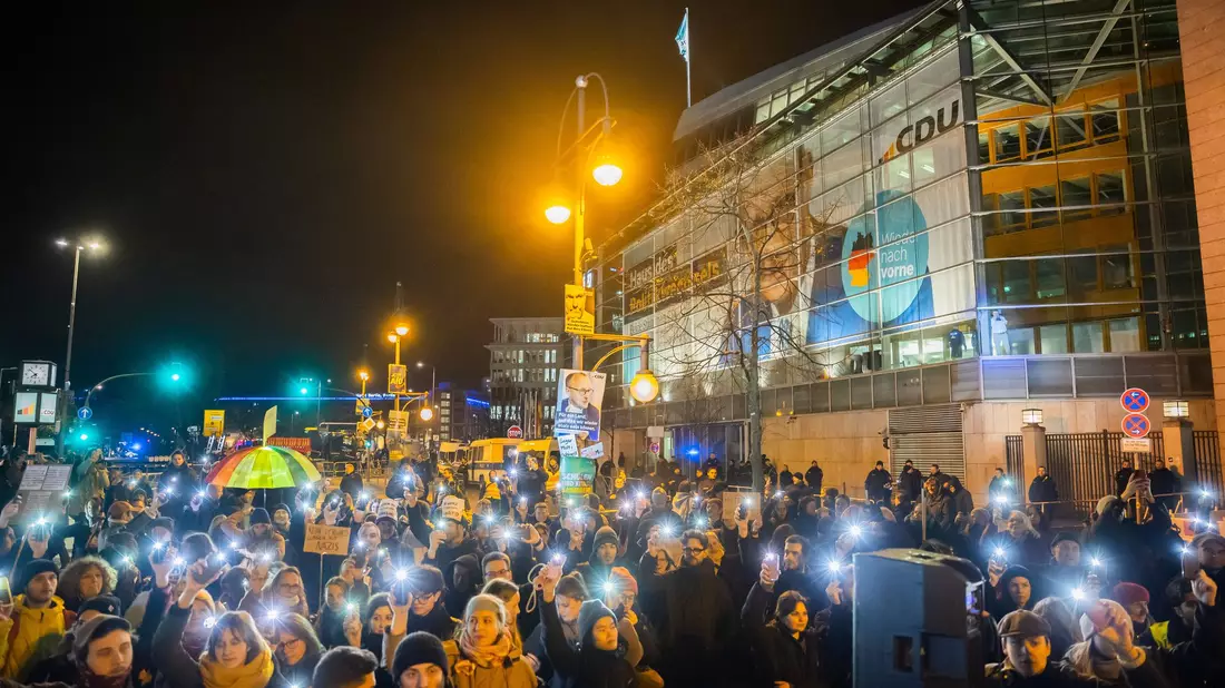 In mehreren Städten demonstrierten Tausende gegen eine Bundestagsabstimmung der Union mit der AfD. (Archivbild) - Bild: Christoph Soeder/dpa
