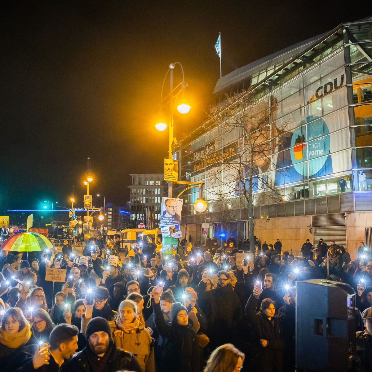 In mehreren Städten demonstrierten Tausende gegen eine Bundestagsabstimmung der Union mit der AfD. (Archivbild) - Foto: Christoph Soeder/dpa